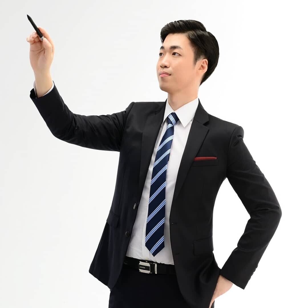 펜을 든 전명진 원장